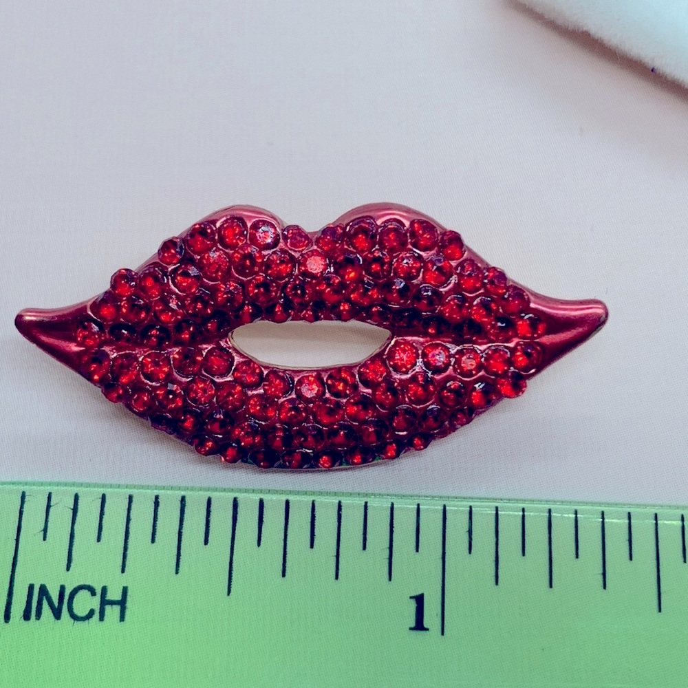 Red Rhinestone Red Lips Brooch - Picture 2 of 2